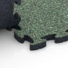 Großaufnahme vom Verbindungssystem von WARCO-Boden 6933 - Bezpečnostná puzzle podložka im Farbdesign Anglický trávnik. Abmessungen 44,6 x 44,6 × 2,8 cm.