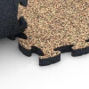 Großaufnahme vom Verbindungssystem von WARCO-Boden 6934 - Bezpečnostná puzzle podložka im Farbdesign Terakota. Abmessungen 44,6 x 44,6 × 2,8 cm.