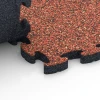 Großaufnahme vom Verbindungssystem von WARCO-Boden 6935 - Bezpečnostná puzzle podložka im Farbdesign Etna. Abmessungen 44,6 x 44,6 × 2,8 cm.