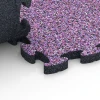 Großaufnahme vom Verbindungssystem von WARCO-Boden 6936 - Bezpečnostná puzzle podložka im Farbdesign Levanduľa. Abmessungen 44,6 x 44,6 × 2,8 cm.