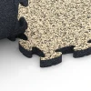 Großaufnahme vom Verbindungssystem von WARCO-Boden 6937 - Bezpečnostná puzzle podložka im Farbdesign Travertín. Abmessungen 44,6 x 44,6 × 2,8 cm.