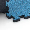 Großaufnahme vom Verbindungssystem von WARCO-Boden 6938 - Bezpečnostná puzzle podložka im Farbdesign Atlantik. Abmessungen 44,6 x 44,6 × 2,8 cm.