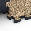 Großaufnahme vom Verbindungssystem von WARCO-Boden 6939 - Bezpečnostná puzzle podložka im Farbdesign Ratan. Abmessungen 44,6 x 44,6 × 2,8 cm.