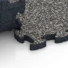 Großaufnahme vom Verbindungssystem von WARCO-Boden 6940 - Gumové dosky pre terasu im Farbdesign Tmavosivá žula. Abmessungen 44,6 x 44,6 × 2,8 cm.