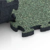 Großaufnahme vom Verbindungssystem von WARCO-Boden 6942 - Gumové dosky pre terasu im Farbdesign Anglický trávnik. Abmessungen 44,6 x 44,6 × 2,8 cm.