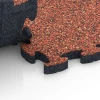 Großaufnahme vom Verbindungssystem von WARCO-Boden 6944 - Gumové dosky pre terasu im Farbdesign Etna. Abmessungen 44,6 x 44,6 × 2,8 cm.