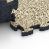 Großaufnahme vom Verbindungssystem von WARCO-Boden 6955 - Gumová podlaha pre balové ihriská im Farbdesign Travertín. Abmessungen 44,6 x 44,6 × 2,8 cm.