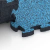 Großaufnahme vom Verbindungssystem von WARCO-Boden 6848 - Fitness Active podlaha im Farbdesign Atlantik. Abmessungen 44,6 x 44,6 × 2,8 cm.