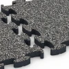 Großaufnahme vom Verbindungssystem von WARCO-Boden 6877 - Fitnes podlaha Max im Farbdesign Tmavosivá žula. Abmessungen 44,6 x 44,6 × 2,8 cm.