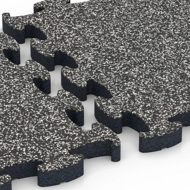 Großaufnahme vom Verbindungssystem von WARCO-Boden 6877 - Fitnes podlaha Max im Farbdesign Tmavosivá žula. Abmessungen 44,6 x 44,6 × 2,8 cm.