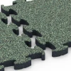 Großaufnahme vom Verbindungssystem von WARCO-Boden 6879 - Fitnes podlaha Max im Farbdesign Anglický trávnik. Abmessungen 44,6 x 44,6 × 2,8 cm.