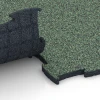 Großaufnahme vom Verbindungssystem von WARCO-Boden 6852 - Fitness Active podlaha im Farbdesign Anglický trávnik. Abmessungen 97,1 x 97,1 x 2,8 cm.