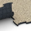 Großaufnahme vom Verbindungssystem von WARCO-Boden 6856 - Fitness Active podlaha im Farbdesign Travertín. Abmessungen 97,1 x 97,1 x 2,8 cm.