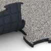 Großaufnahme vom Verbindungssystem von WARCO-Boden 6887 - Fitnes podlaha Max im Farbdesign Sivá žula. Abmessungen 97,1 x 97,1 x 2,8 cm.