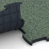 Großaufnahme vom Verbindungssystem von WARCO-Boden 6888 - Fitnes podlaha Max im Farbdesign Anglický trávnik. Abmessungen 97,1 x 97,1 x 2,8 cm.