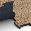 Großaufnahme vom Verbindungssystem von WARCO-Boden 6889 - Fitnes podlaha Max im Farbdesign Terakota. Abmessungen 97,1 x 97,1 x 2,8 cm.