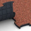Großaufnahme vom Verbindungssystem von WARCO-Boden 6890 - Fitnes podlaha Max im Farbdesign Etna. Abmessungen 97,1 x 97,1 x 2,8 cm.