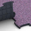 Großaufnahme vom Verbindungssystem von WARCO-Boden 6891 - Fitnes podlaha Max im Farbdesign Levanduľa. Abmessungen 97,1 x 97,1 x 2,8 cm.