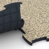 Großaufnahme vom Verbindungssystem von WARCO-Boden 6892 - Fitnes podlaha Max im Farbdesign Travertín. Abmessungen 97,1 x 97,1 x 2,8 cm.