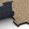 Großaufnahme vom Verbindungssystem von WARCO-Boden 6894 - Fitnes podlaha Max im Farbdesign Ratan. Abmessungen 97,1 x 97,1 x 2,8 cm.