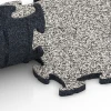 Großaufnahme vom Verbindungssystem von WARCO-Boden 6770 - Gumová dlažba okolo bazéna im Farbdesign Sivá žula. Abmessungen 28,9 x 28,9 x 1,8 cm.
