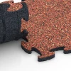 Großaufnahme vom Verbindungssystem von WARCO-Boden 6773 - Gumová dlažba okolo bazéna im Farbdesign Etna. Abmessungen 28,9 x 28,9 x 1,8 cm.