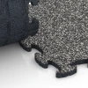 Großaufnahme vom Verbindungssystem von WARCO-Boden 6814 - Gumové dlaždičky na balkón im Farbdesign Tmavosivá žula. Abmessungen 28,9 x 28,9 x 1,8 cm.