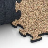 Großaufnahme vom Verbindungssystem von WARCO-Boden 6817 - Gumové dlaždičky na balkón im Farbdesign Terakota. Abmessungen 28,9 x 28,9 x 1,8 cm.
