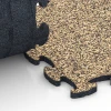 Großaufnahme vom Verbindungssystem von WARCO-Boden 6822 - Gumové dlaždičky na balkón im Farbdesign Ratan. Abmessungen 28,9 x 28,9 x 1,8 cm.