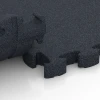 Großaufnahme vom Verbindungssystem von WARCO-Boden 6965 - Fitness Premium podlaha Plus im Farbdesign Antracit. Abmessungen 28,9 x 28,9 x 2,8 cm.