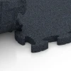Großaufnahme vom Verbindungssystem von WARCO-Boden 6961 - Fitness Premium športová podlaha im Farbdesign Antracit. Abmessungen 45,9 x 45,9 x 2,8 cm.