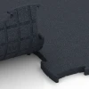 Großaufnahme vom Verbindungssystem von WARCO-Boden 6969 - Fitness Premium podlaha Plus im Farbdesign Antracit. Abmessungen 99 x 99 x 2,8 cm.