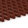 Großaufnahme vom Verbindungssystem von WARCO-Boden 7010 - Bezpečnostná trávniková mreža im Farbdesign Cihlová červená. Abmessungen 100 x 100 x 4 cm.