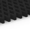 Großaufnahme vom Verbindungssystem von WARCO-Boden 7012 - Bezpečnostná trávniková mreža im Farbdesign Antracit. Abmessungen 100 × 100 × 8 cm.