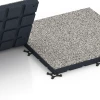 Großaufnahme vom Verbindungssystem von WARCO-Boden 7142 - Športová podlaha pre vonkajšie fitness im Farbdesign Sivá žula. Abmessungen 60 x 60 x 4 cm | 0,36 m².