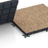 Großaufnahme vom Verbindungssystem von WARCO-Boden 7144 - Športová podlaha pre vonkajšie fitness im Farbdesign Terakota. Abmessungen 60 x 60 x 4 cm | 0,36 m².