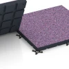 Großaufnahme vom Verbindungssystem von WARCO-Boden 7146 - Športová podlaha pre vonkajšie fitness im Farbdesign Levanduľa. Abmessungen 60 x 60 x 4 cm | 0,36 m².