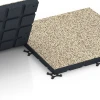 Großaufnahme vom Verbindungssystem von WARCO-Boden 7147 - Športová podlaha pre vonkajšie fitness im Farbdesign Travertín. Abmessungen 60 x 60 x 4 cm | 0,36 m².