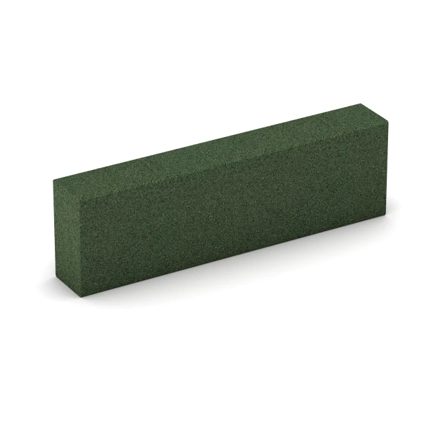 Foto der hinteren Seite vom unsymmetrischen WARCO-Formteil 7030: Schod z gumového granulátu, Design Trávovo zelená, Maße 100 x 30 x 15 cm.