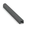 Foto der hinteren Seite vom unsymmetrischen WARCO-Formteil 2589: Rubber Kerb Cap, Design Šedý bridlica, Maße 1000 x 100 x 100 x 60 mm.