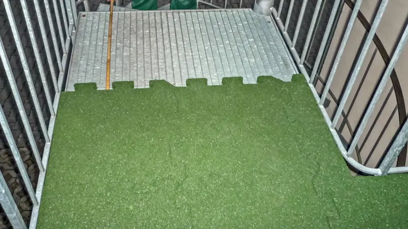 The noise and noise development of stairs made of gratings can be insulated by laying elastic rubber granulate panels from WARCO,