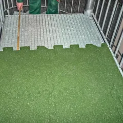 The noise and noise development of stairs made of gratings can be insulated by laying elastic rubber granulate panels from WARCO,