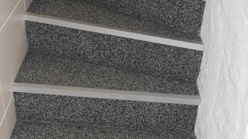 Grijze trap van binnen na de bekleding. Binnenkant ontworpen met WARCO trapbekleding.