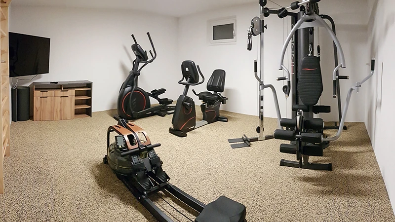 A sound-absorbing and shock-absorbing floor covering is particularly important for fitness training with dumbbells, kettlebells or kettlebells.  After all, not only should the work out be comfortable and safe, but the building, floor and neighbours should also be protected.