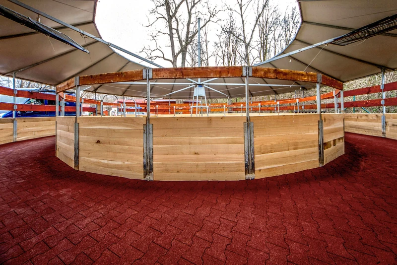 In many riding stables, the horses undergo daily exercise training in a horse walker. This is practical and helps to keep the horses fit. As a rule, the hoof pavement of the horse walker consists of rubber bone stones, i.e. H-composite paving.